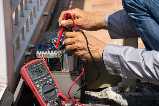 Eletricista profissional realizando manutenção elétrica em Campo Grande