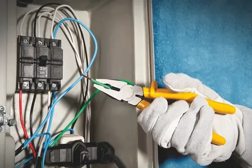 Eletricista técnico da EletroBoss trabalhando com ferramentas profissionais
